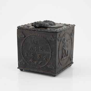 Tobaksburk, gjutjärn, empire, daterad 1832.