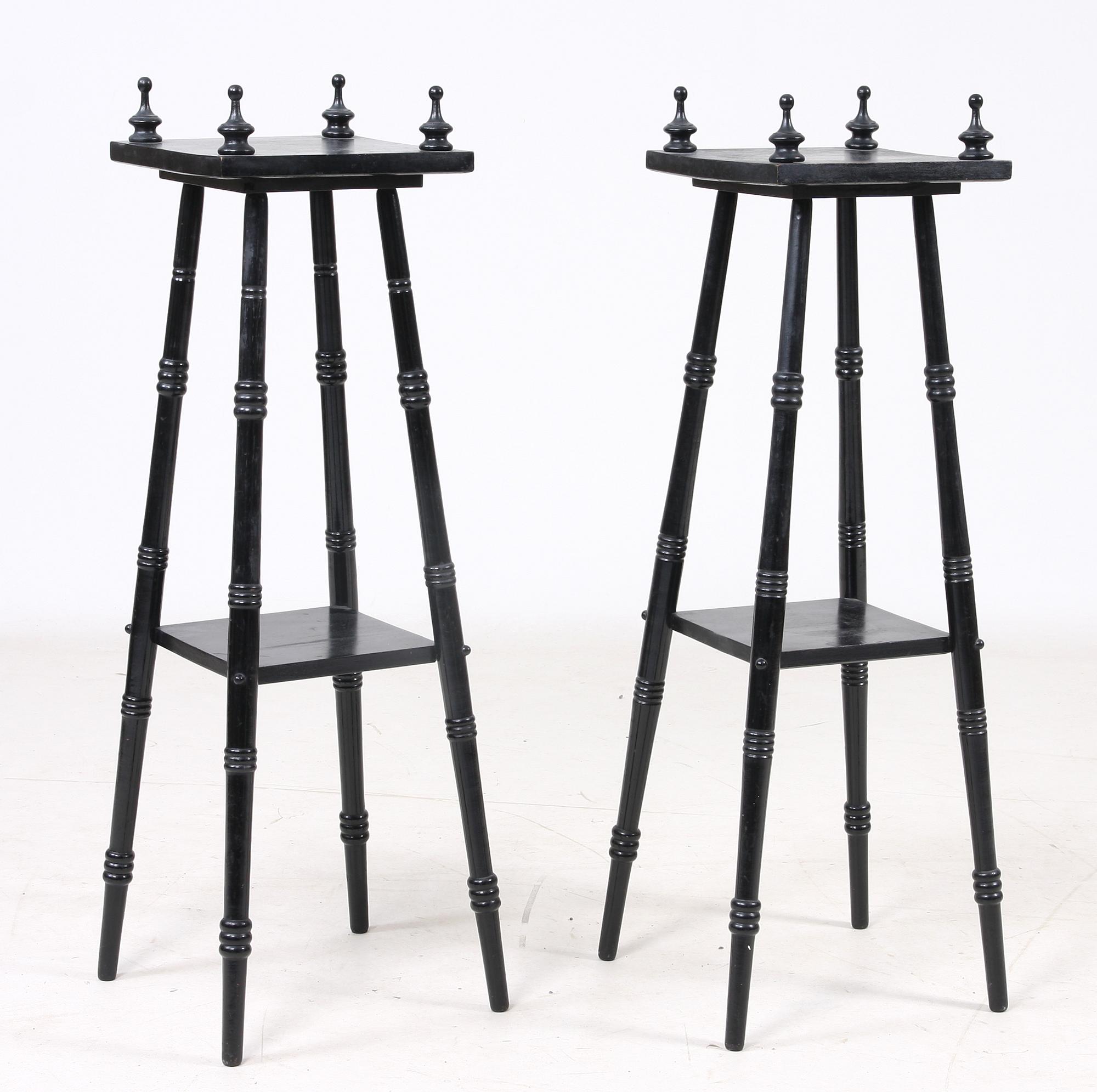 PIEDESTALER, ett par, nyrenässans, omkring sekelskiftet 1900.