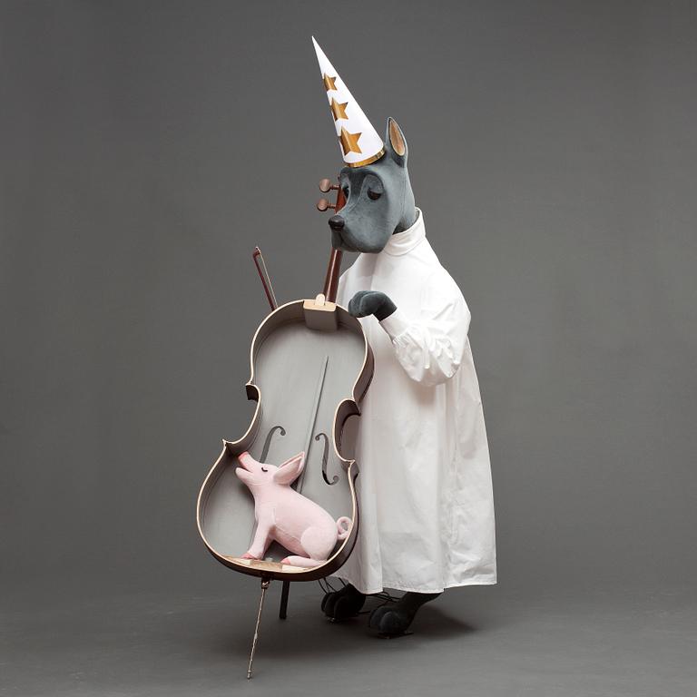 HUND GRAND DANOIS, "Rolf" med cello, NK 2013, JoAnn Tan Studio.