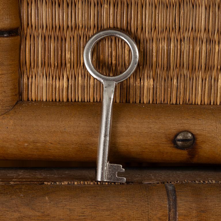 Klädskåp, omkring år 1900.