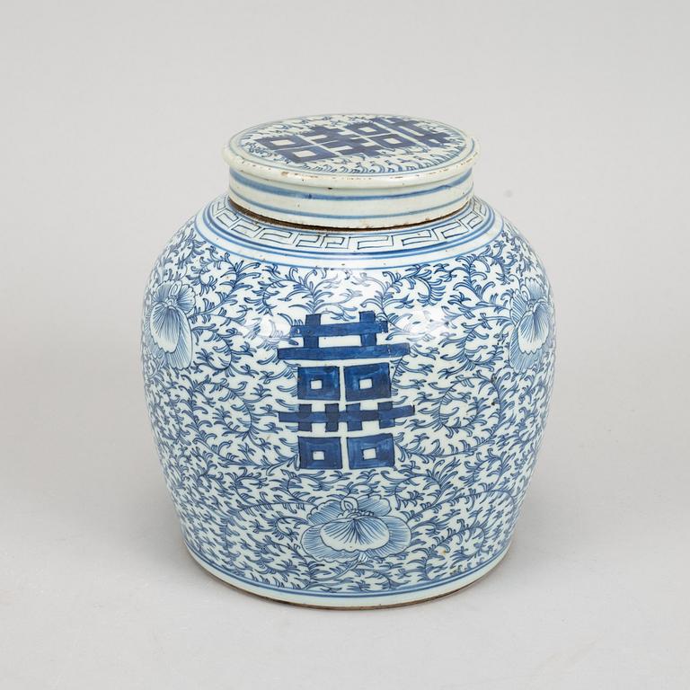 A blue and white Chinese jar, Qing dynasty, 19th Century.