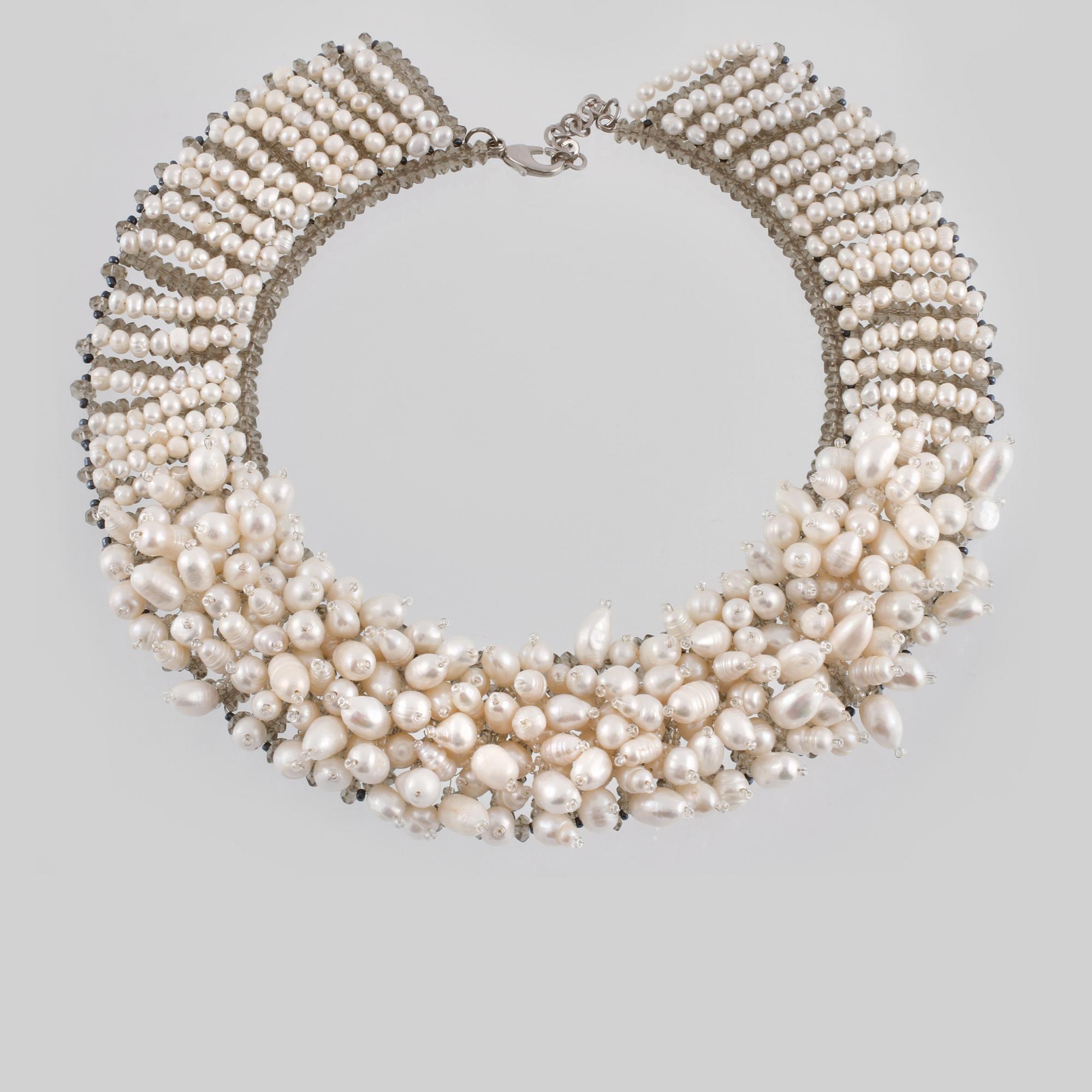 COLLIER, odlade barocka sötvattenspärlor samt fasettslipade olikfärgade glaskulor, lås i vitmetall.