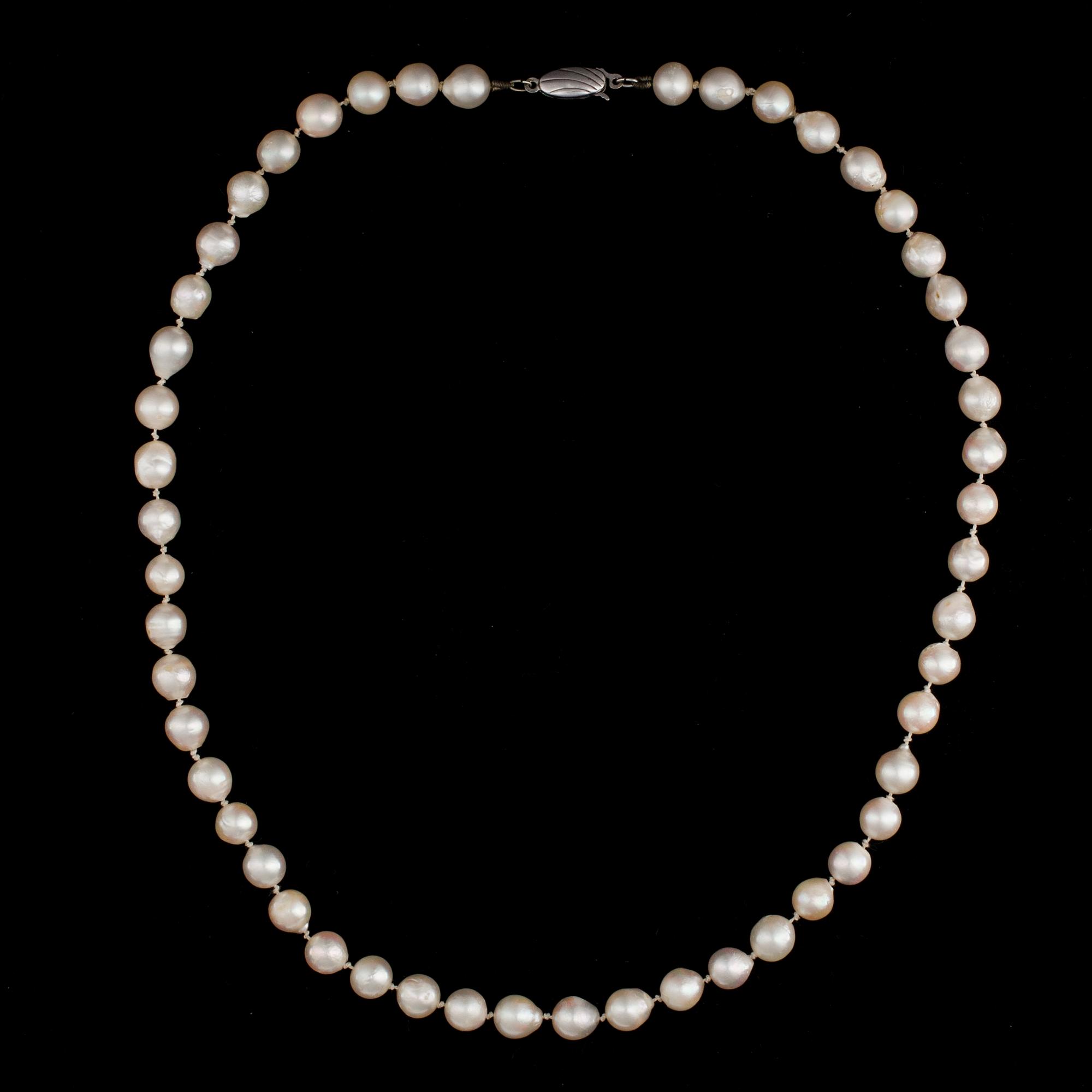 HELMINAUHA hopealukolla, 2 paria HELMIKORVAKORUJA, kultamekanismilla. 1900-luvun loppupuoli.