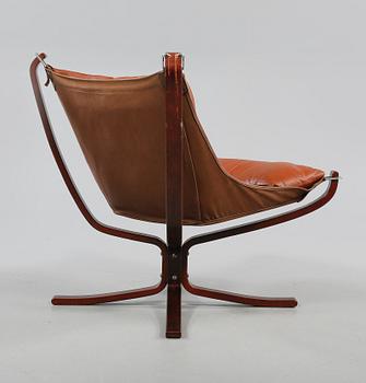 FÅTÖLJER, ett par, samt SOFFBORD, "Falcon chair", Sigurd Russel, Vatne möbler, Norge, 1970-tal.