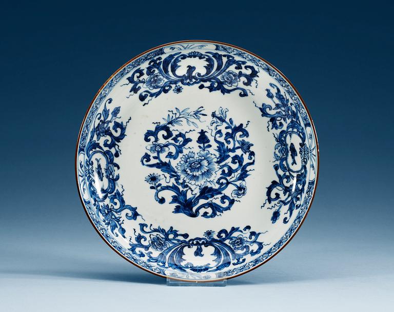 A blue and white armorial dish, Qing dynastin, first half of 18th Century.