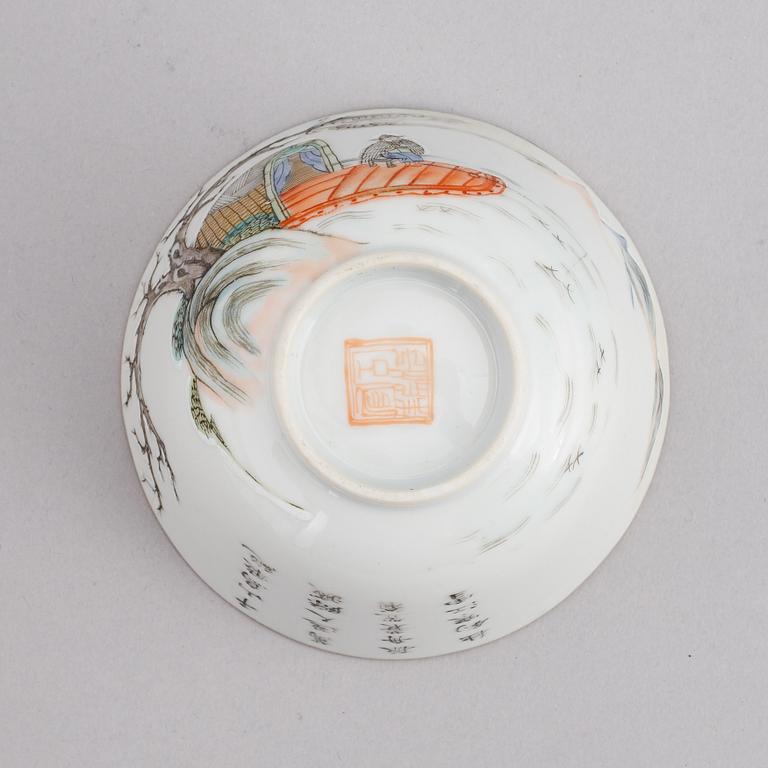 A Chinese porcelain bowl, Tongzhi (1862-1874).