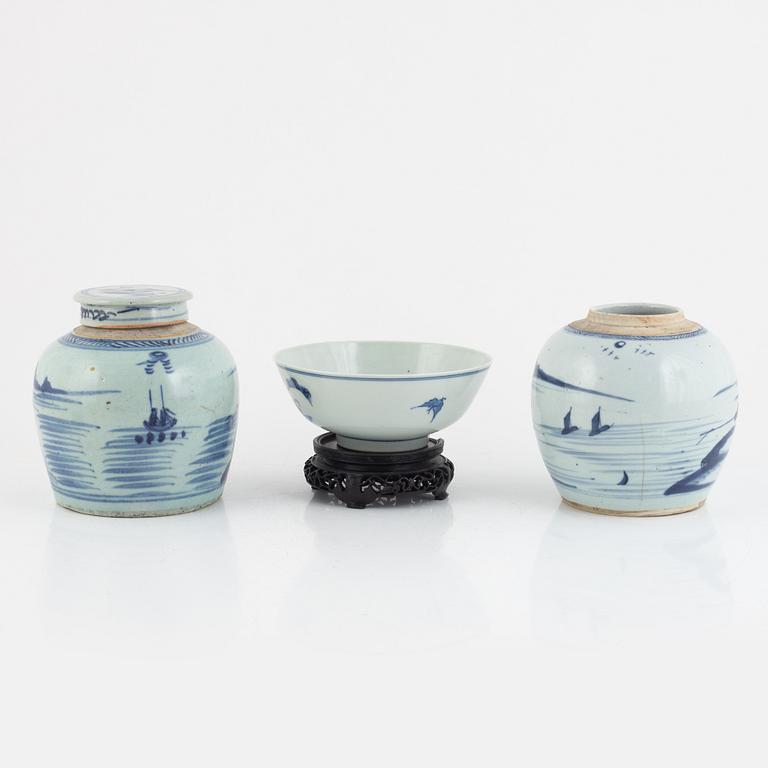 Two Chinese blue and white porcelain jars and a bowl, China, 18th/19th century.