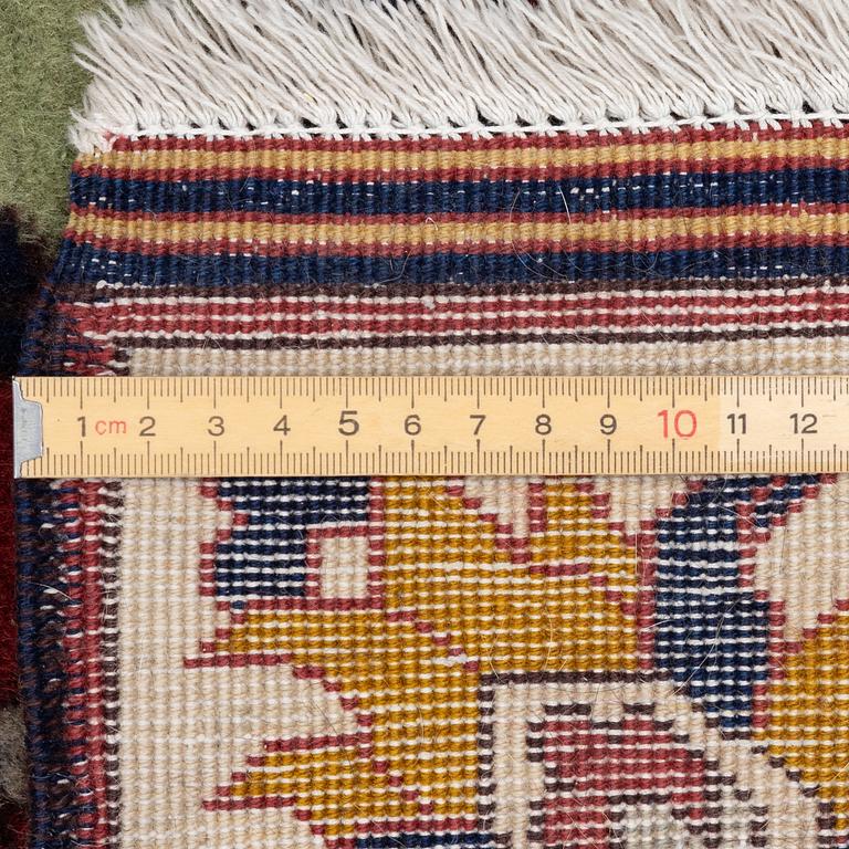 Semiantik "drak" matta, västra Persien, ca 237 x 133 cm.