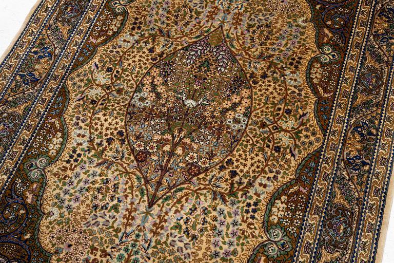 A Tabriz rug, a. 214 x 137 cm.