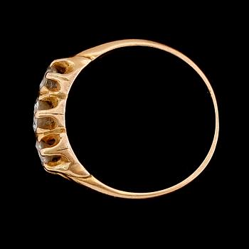 RING, 18 k guld, med 3 briljantslipade diamanter. Total vikt ca 4 gram.