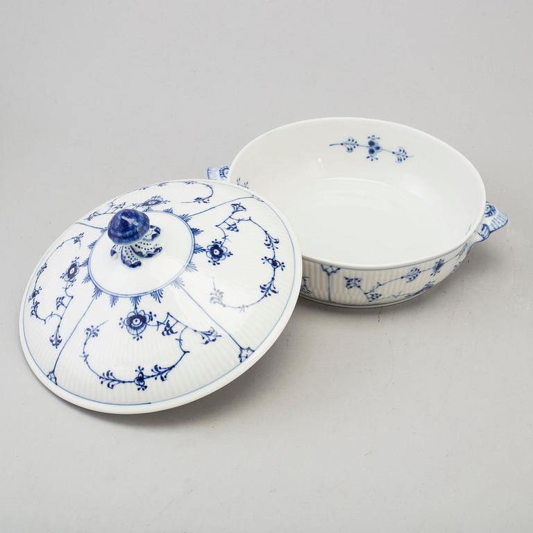 48 pcs of porcelaine service from Royal Copenhagen and Bing & Gröndal.