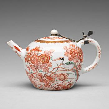 776. A rouge de fer tea pot, Qing dynasty, 18th Century.