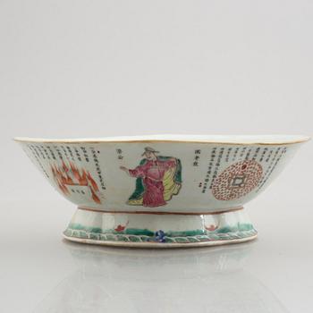 A porcelain bowl, China, Qing dynasty, end of the 19th century.