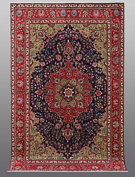 A carpet, Tabriz, ca 310 x 200 cm.
