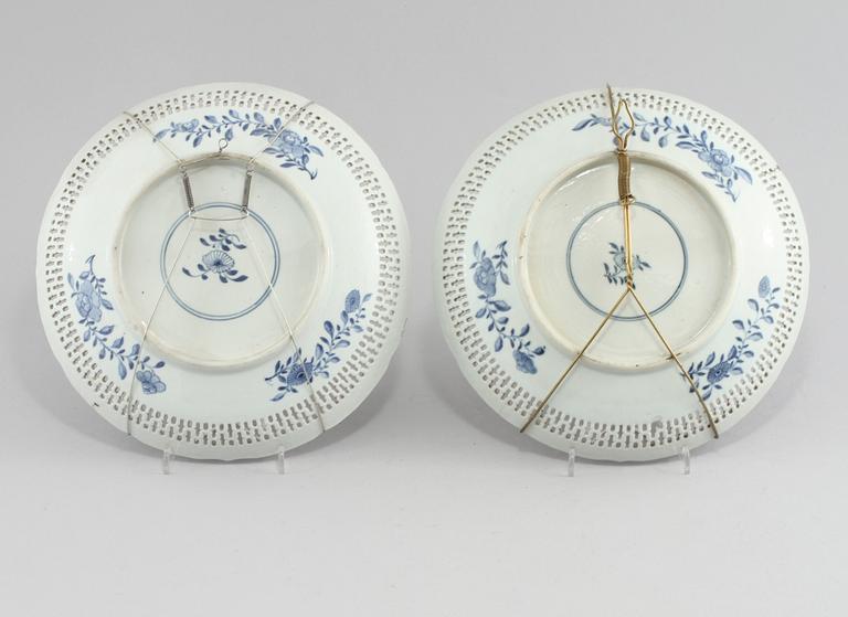GALLERFAT, ett par, porslin, Kina, tidigt 1800-tal.