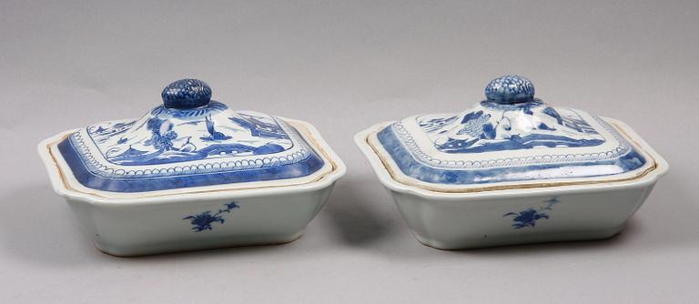 KAROTTER MED LOCK, ett par, porslin, Kina 1800-tal.
