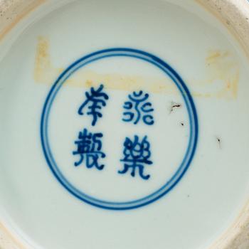 YTTERFODER, porslin. Qing dynastin.