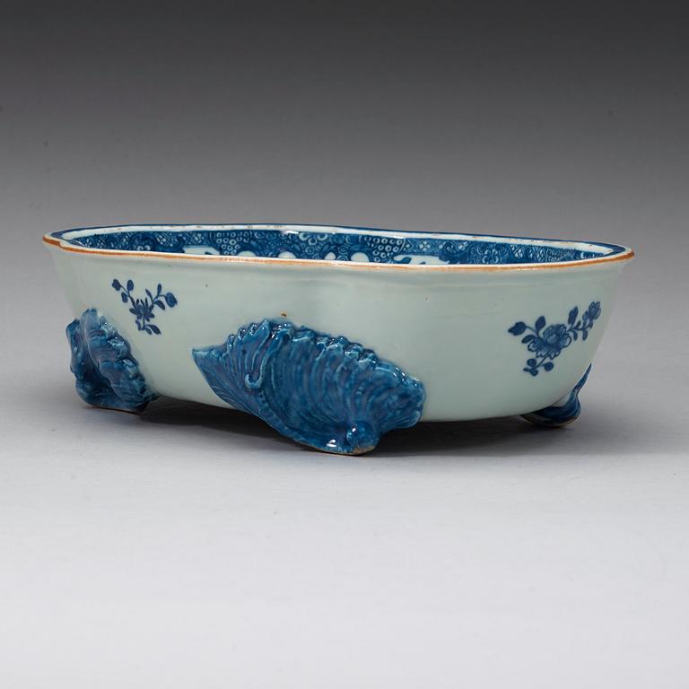 A bluue and white jardinière, Qing dynasty, 18th century.