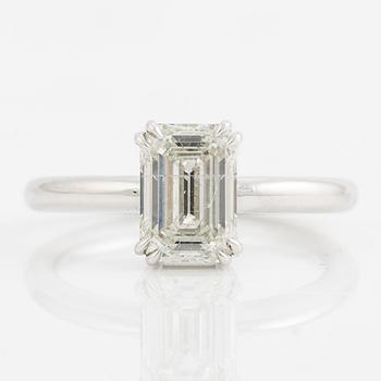 Ring 18K vitguld med en smaragdslipad diamant.