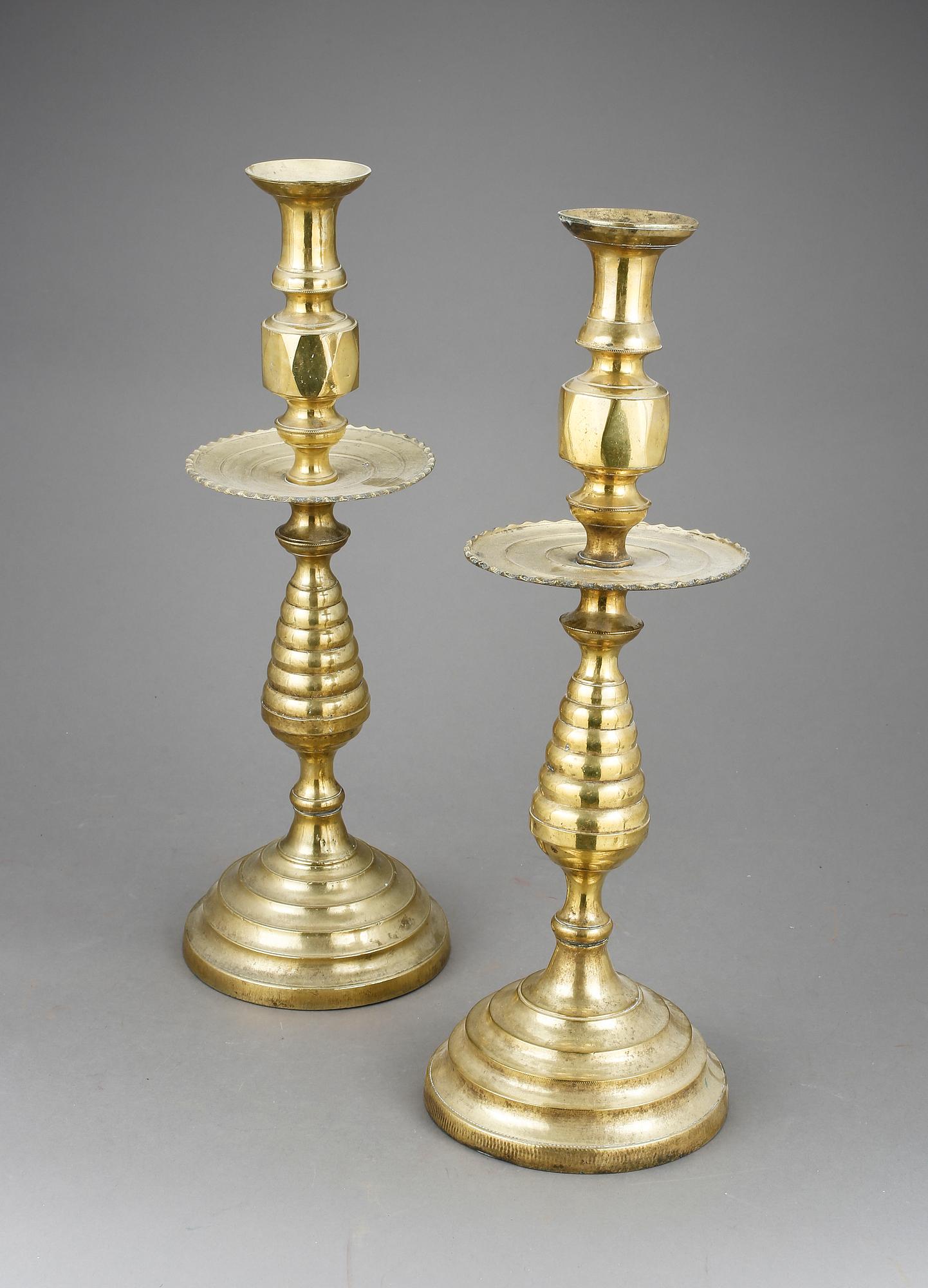 LJUSSTAKAR, ett par, mässing, orientaliska, 1900-talets andra hälft.