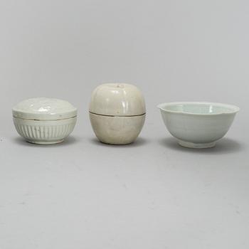 ASKAR med LOCK, två stycken samt SKÅL, keramik. Sydostasien, 1900-tal.