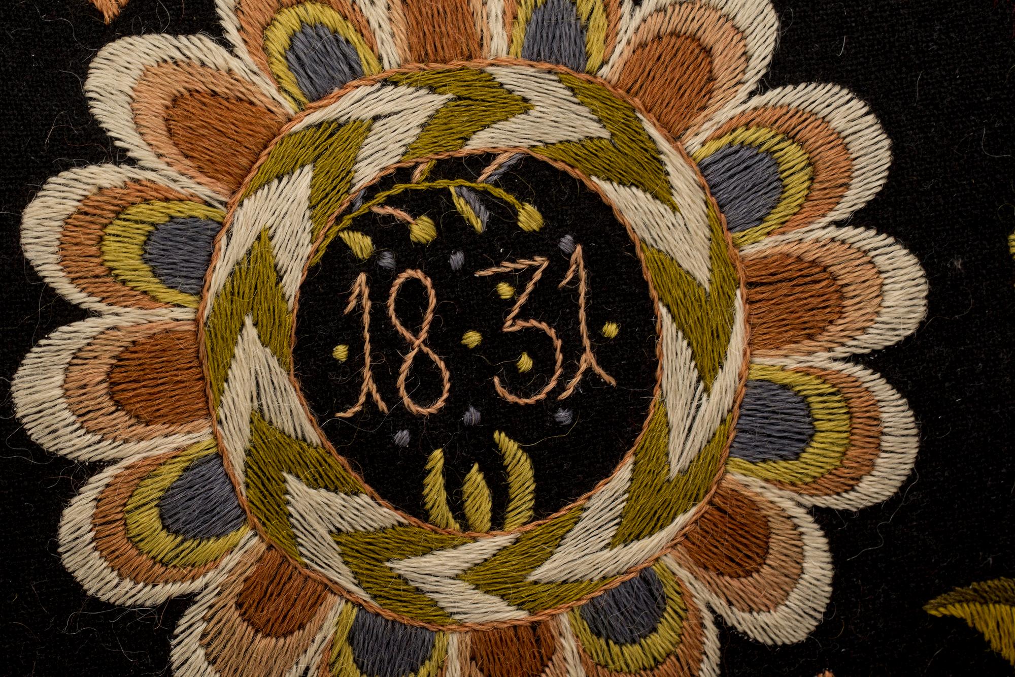 ÅKDYNA, broderad, 1900-talets första hälft.