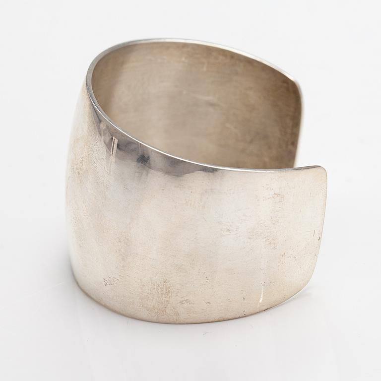 Pekka Piekäinen, A sterling silver bracelet. Platinoro, Turku 2009.