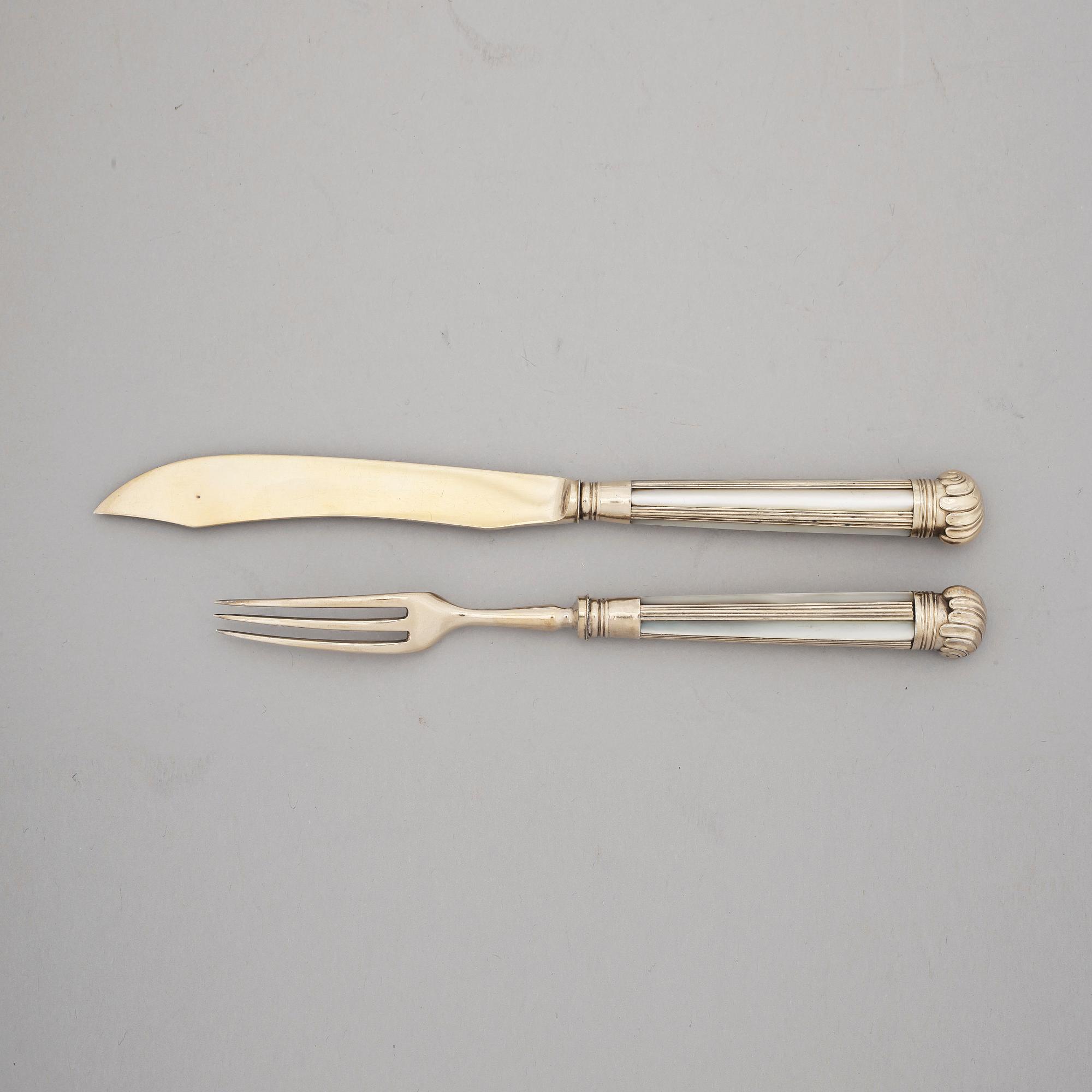 FISKBESTICK, 24 delar, silver samt pärlemor, George Hape, Sheffield, England, 1899. Totalvikt: 1109 gram.