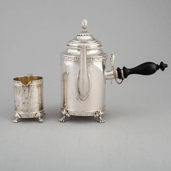 KAFFEKANNA samt GRÄDDKANNA, silver. Bl a K Andersson, Stockholm 1910.