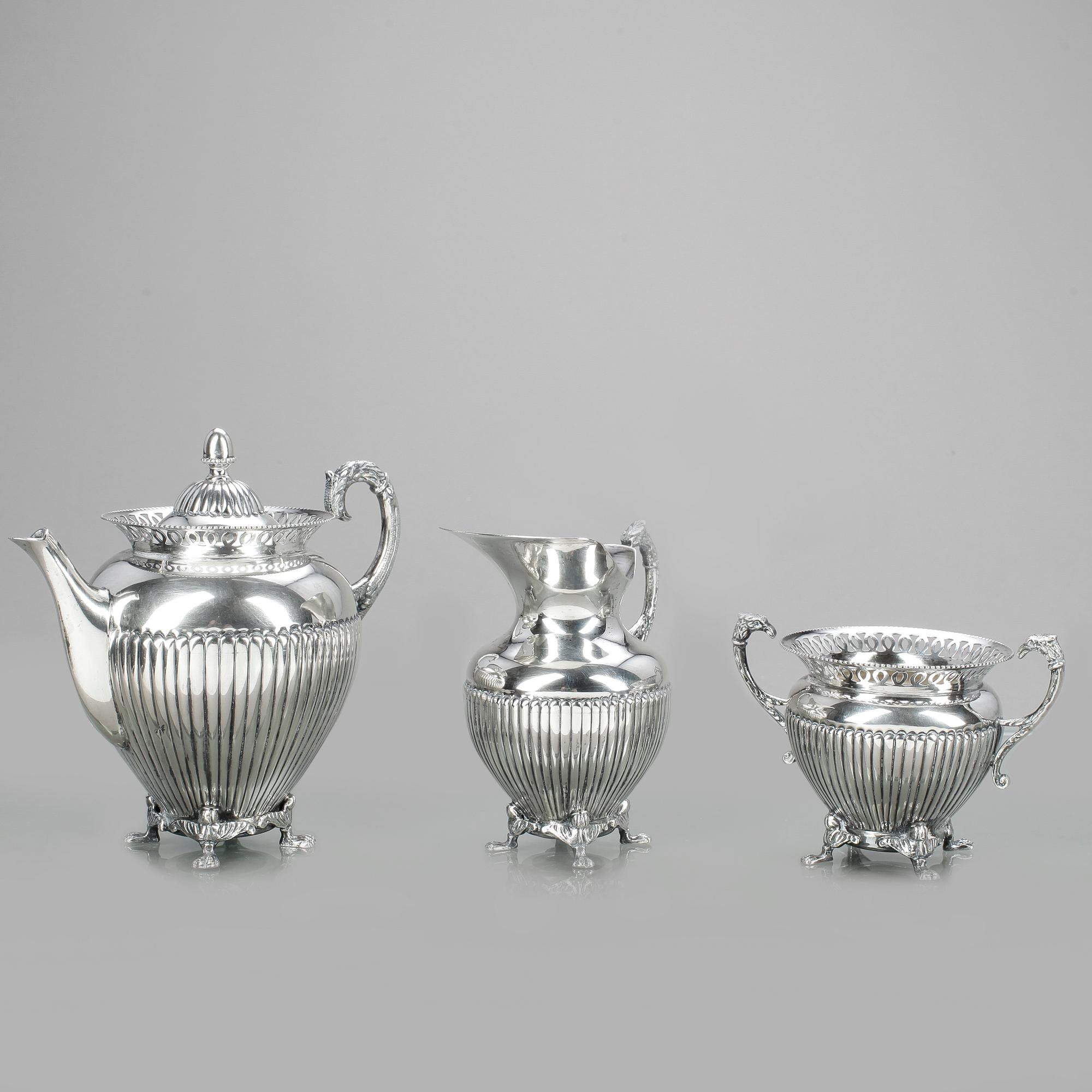 MOCCASERVIS, 3 delar, låghaltigt silver, empirestil, sannolikt Italien, 1900-talets början. Totalvikt 669 gram.