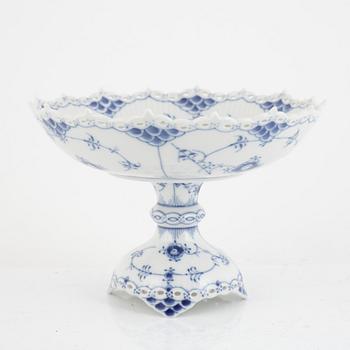 Five pieces of a "Musselmalet" porcelain service, Royal Copenahgen, Denmark.