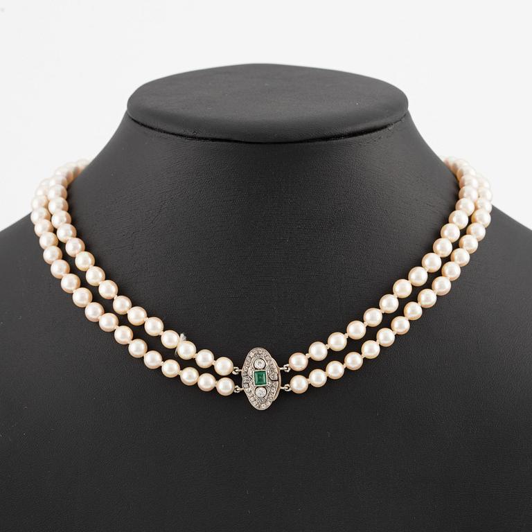 Pearl necklace, double-stranded, cultured pearls, clasp in 14K gold set with old-cut diamonds and an emerald.