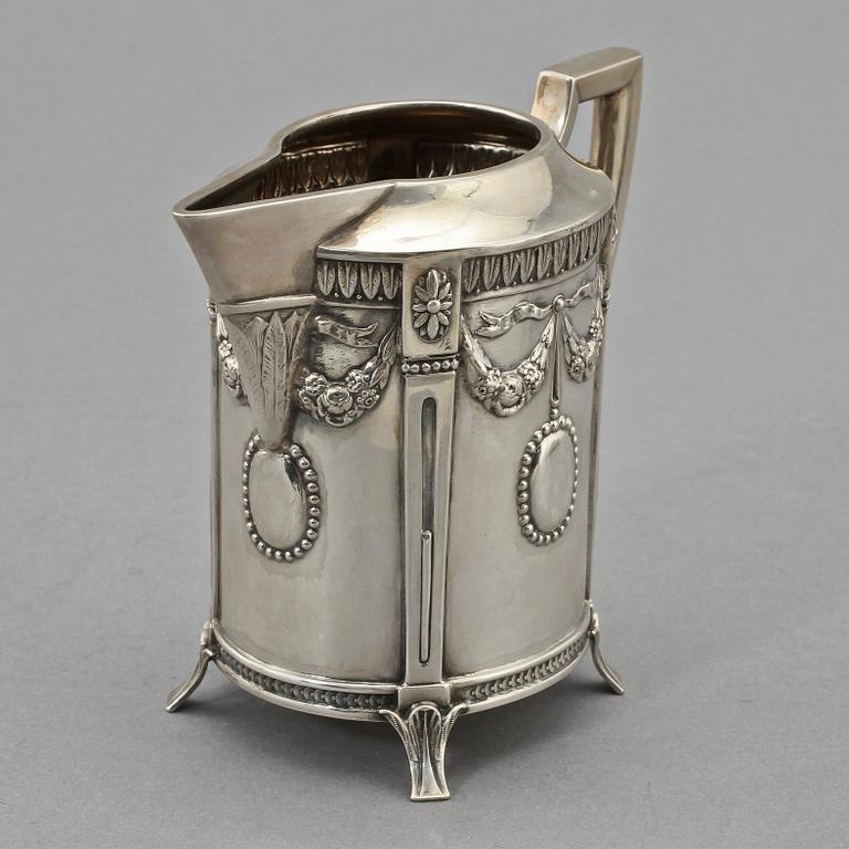 KAFFESERVIS 3 delar, silver, gustaviansk stil, Carl Gustaf Hallberg, Stockholm, 1910. V 1 180 g.