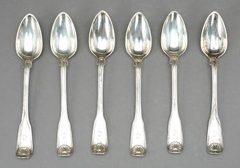 KAFFESKEDAR OCH TESKEDAR SAMT BÄGARE OCH SERVETTRING, silver, 1900-tal. Tot ca 522 gram.