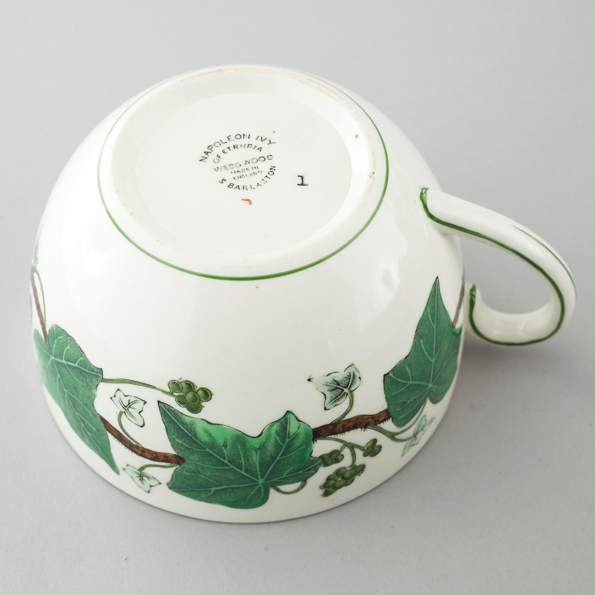 22 pieces of "Napoleon Ivy" in earthenware, made by Wedgewood, 20th century.