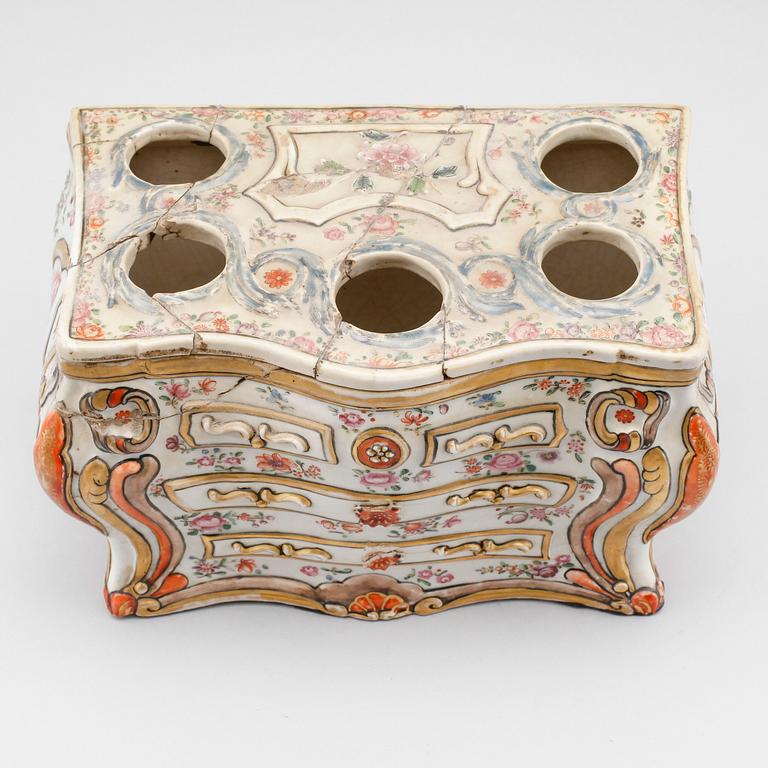 TULPANVAS, porslin, Kina, Qianlong 1736-1795.