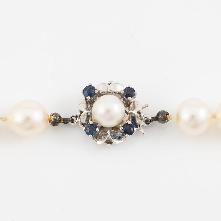 Pärlcollier, med odlade pärlor, med lås 18K vitguld med safirer.