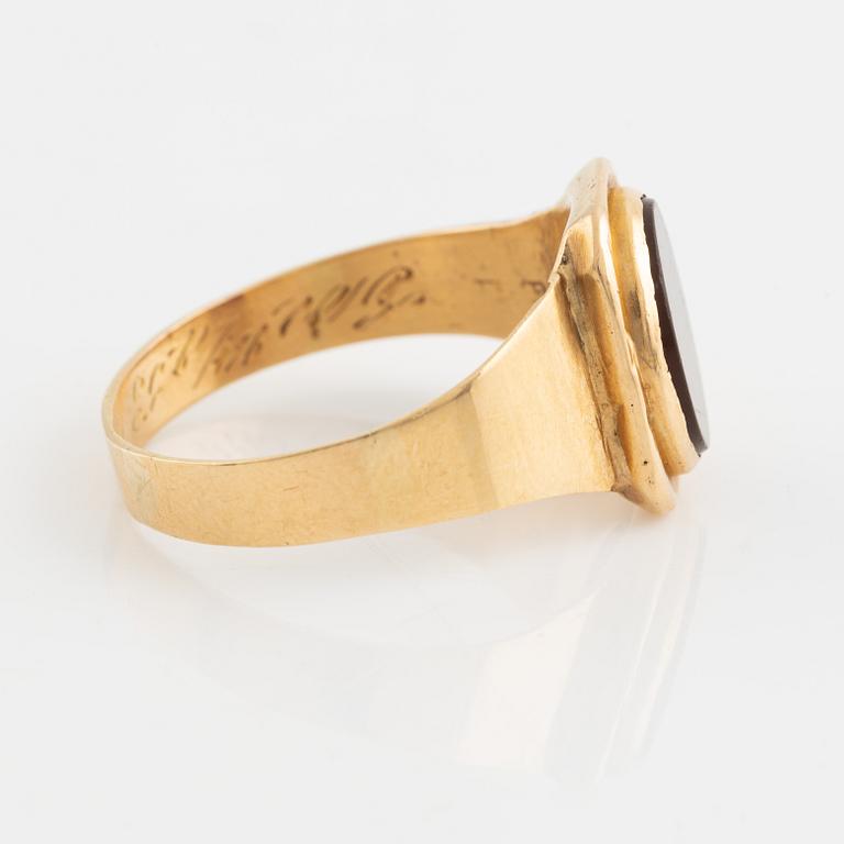 Klackring, 18K guld med slät karneol.