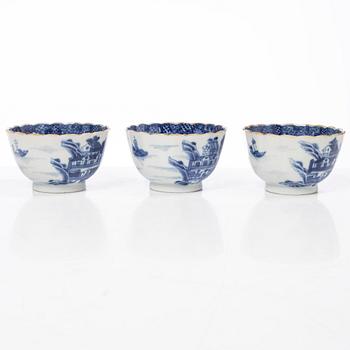 Parti, porslin samt fat i emalj på koppar, nio delar. Qingdynastin, 1700-tal.