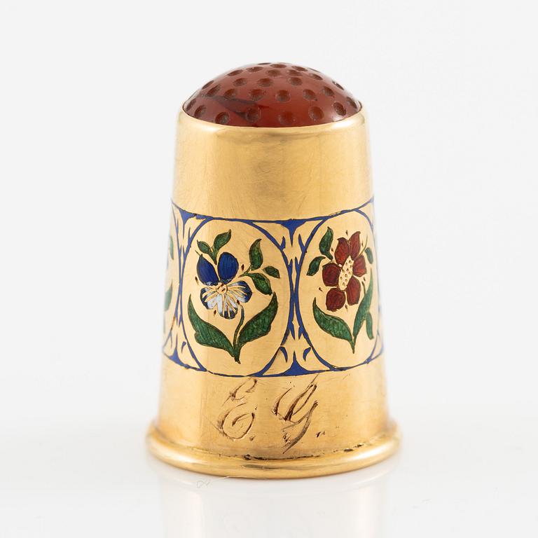 Thimble 18K gold with carnelian and enamel decoration.