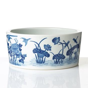 A blue and white flower pot, Qing dynasty, circa 1900.