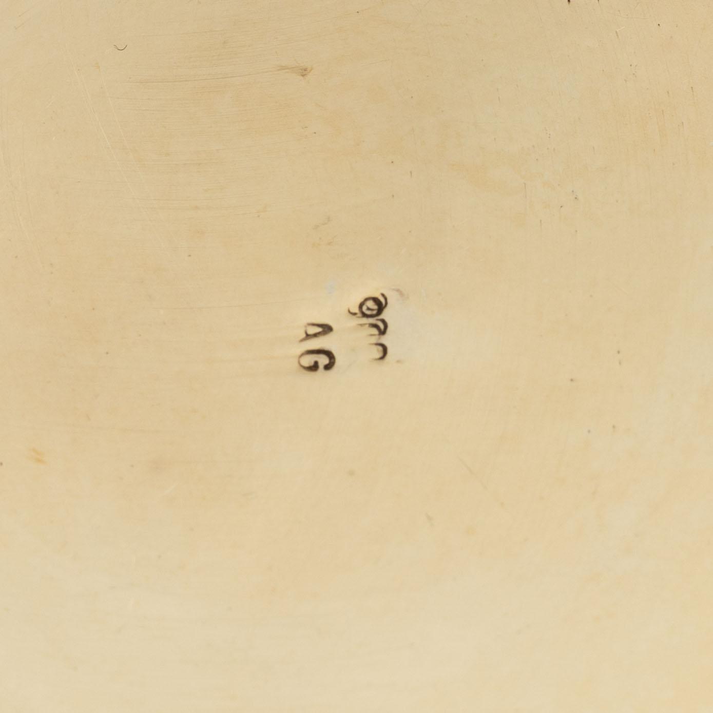 Round box with lid, silver, 20th century.