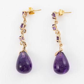 Earrings, Mandelstam, 18K gold, set with cabochon-cut amethysts, brilliant-cut diamonds, and faceted amethysts.