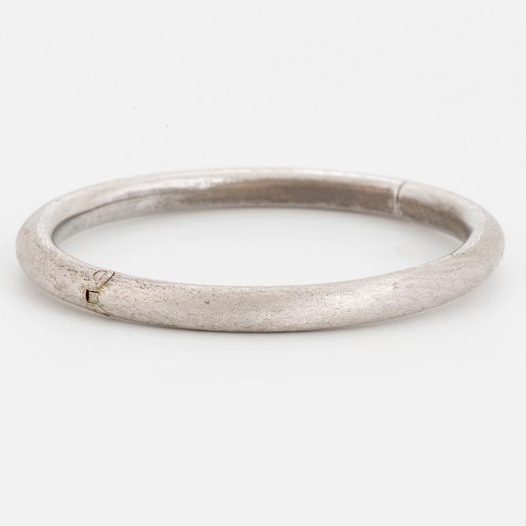 An 18K white gold bangle.