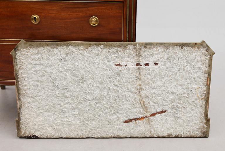 BYRÅ, sengustaviansk, omkring år 1800.