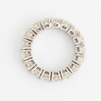 Ring helallians med cushionslipade diamanter.