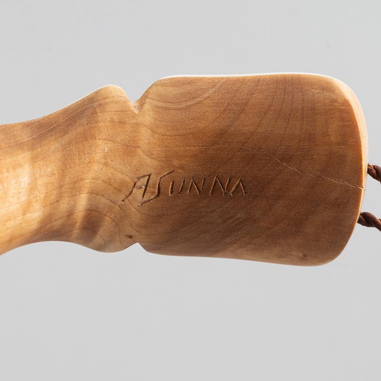 Anders Sunna, a cup.