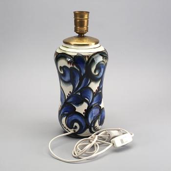 Bordslampa, Danmark, keramik, Lervefabrik grundat av Jens Holm, dekor av Einar Löndal.