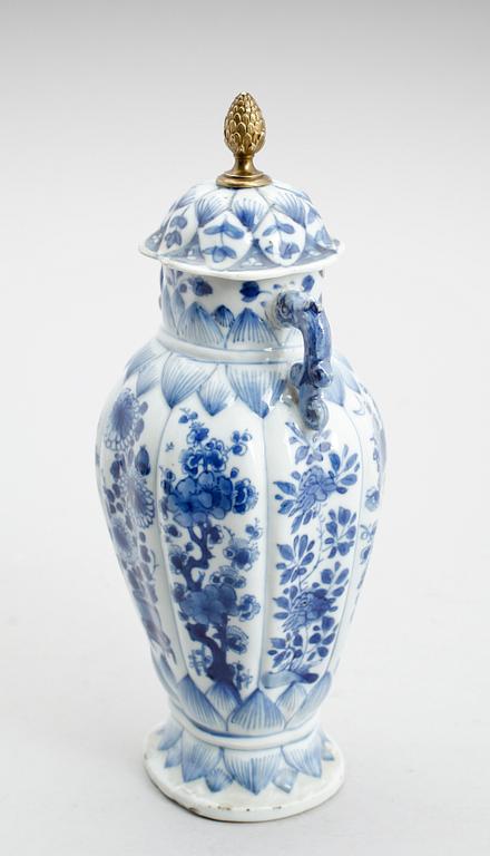 LOCKURNA, porslin, Kina, sannolikt 1800-tal.