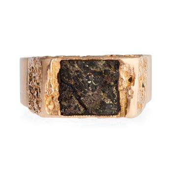 216. Björn Weckström, A RING, 14K gold, copper ore "Goldstone" Lapponia 1970.